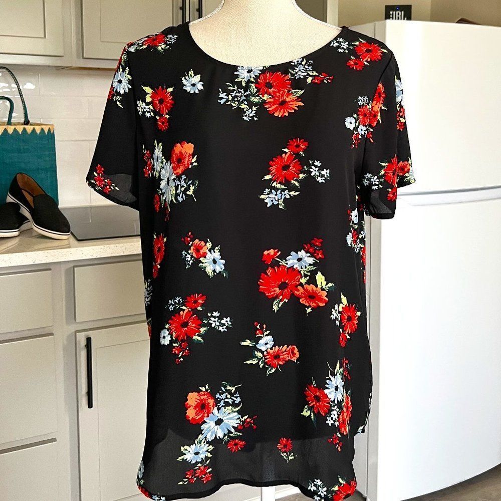 Chelsea & Theodore Flowing Floral Print Top for Career and Casual Size Medium